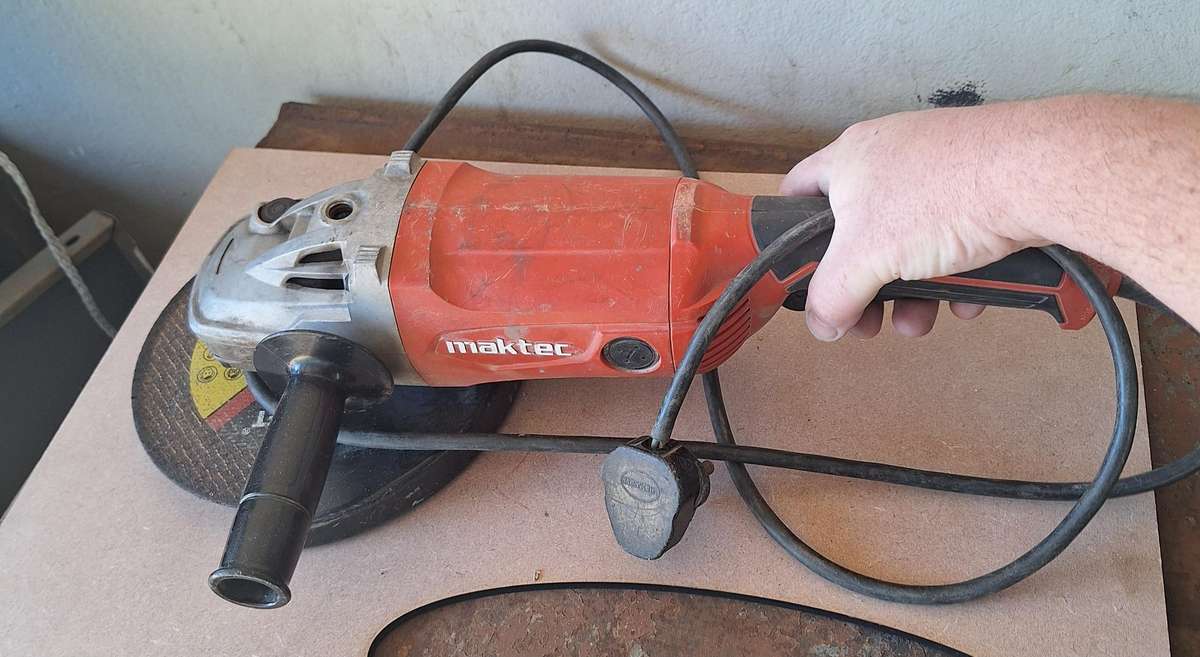 Large Maktec Makita 2000w angle grinder