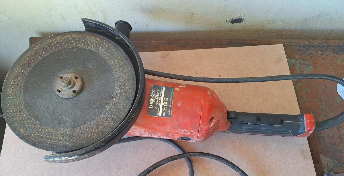 Large Maktec Makita 2000w angle grinder