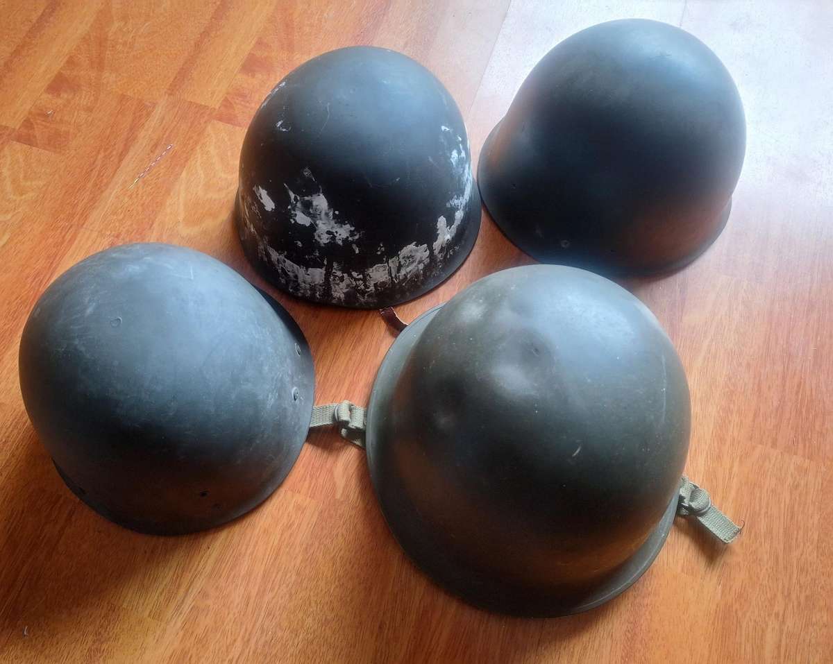 Staaldak helmet lot 1x shell and 3x inners