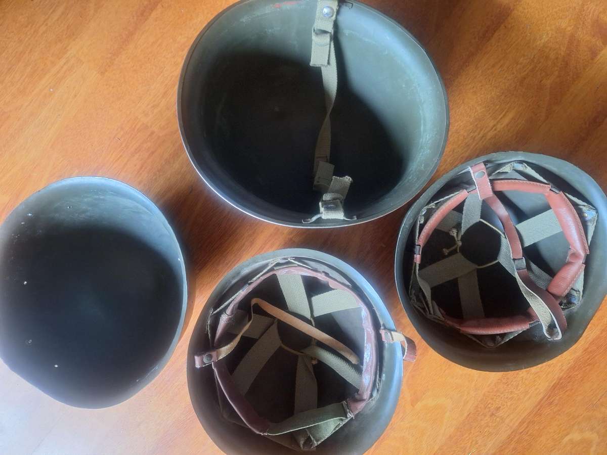 Staaldak helmet lot 1x shell and 3x inners