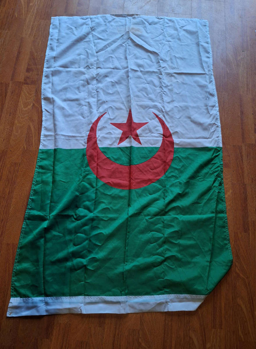 10x Mixed lot of flags for decor