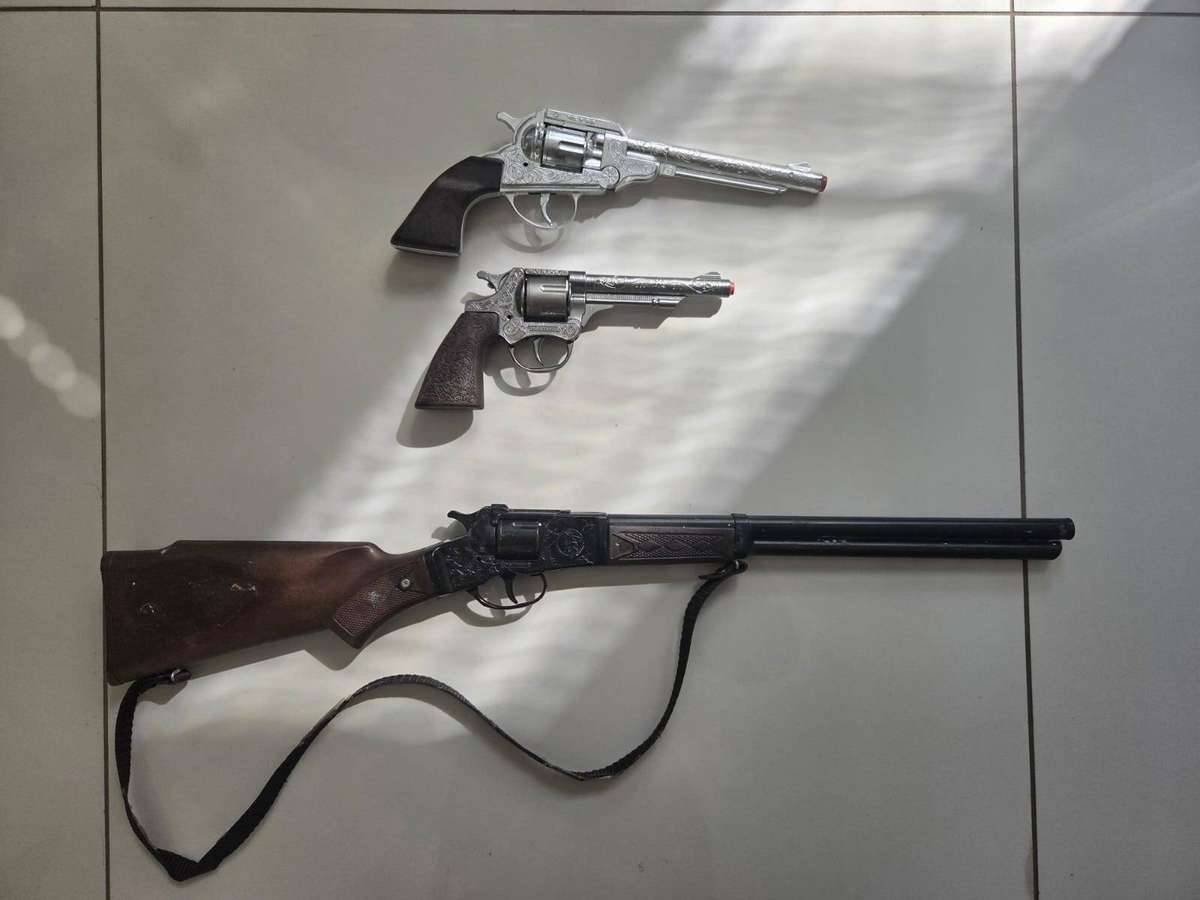 Vintage DieCast Metal - 2 x Pistols 1 x Rifle