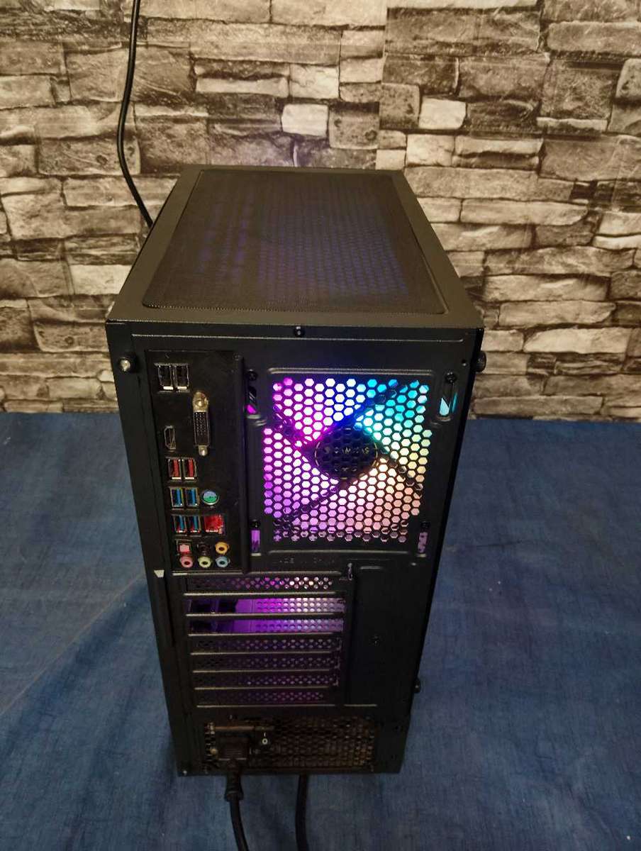 Intel core i7 7700 PC**16GB Ram**m.2/NVME 500GB SSD**Gaming Case