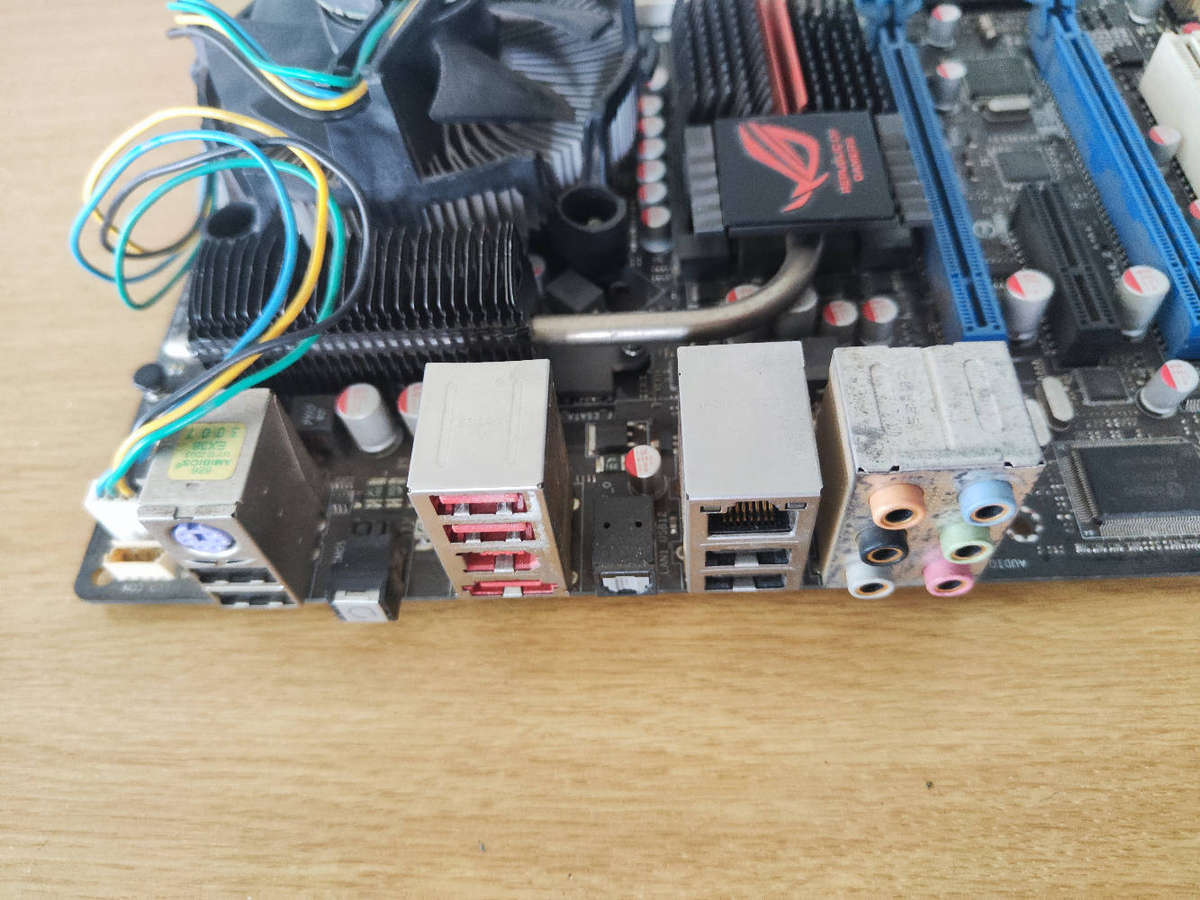 **Salvage stock**Intel Core i7 920 + Asus ROG Rampage II Gene Motherboard**Doesn't Post**