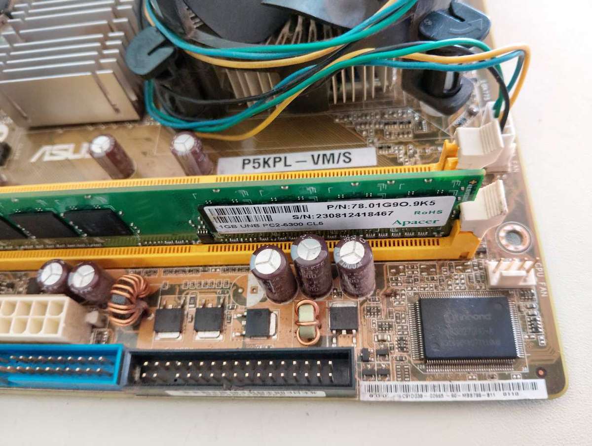 Intel Pentium E5200 Combo** 1GB DDR2 Ram**