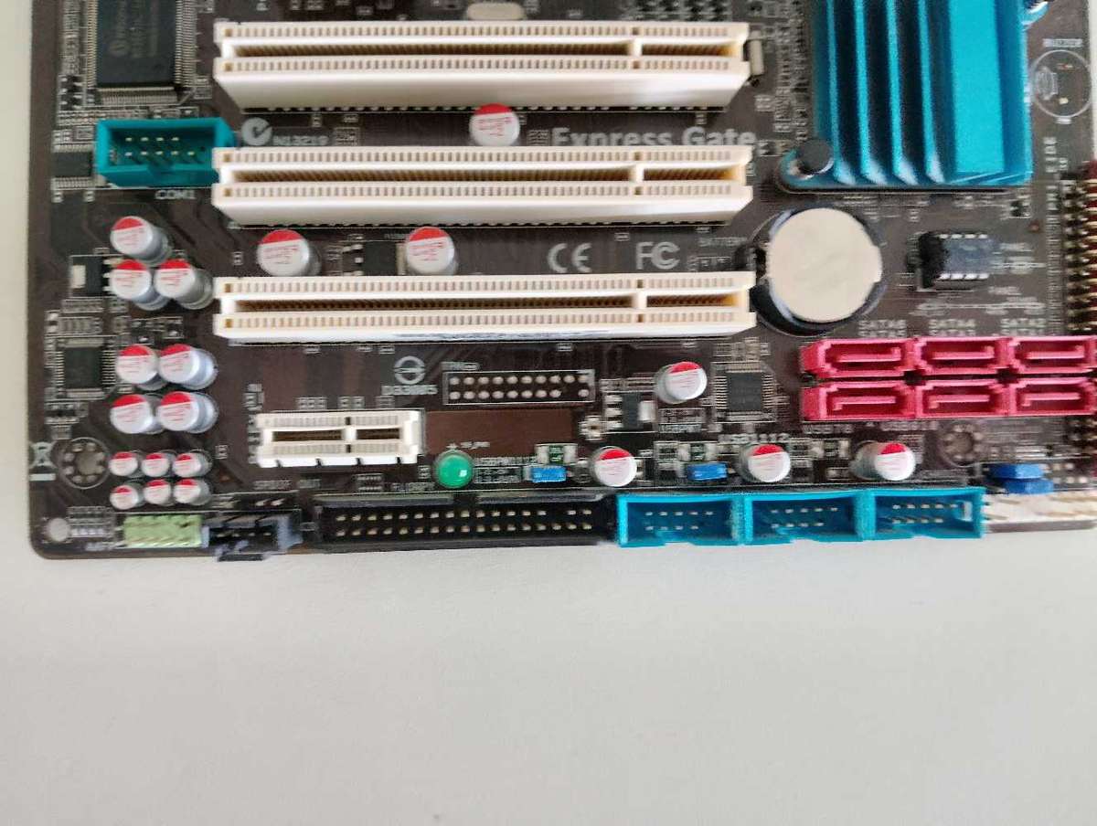 Core 2 Quad Q9400**2GB DDR2 Ram**Asus P5QLD Pro Motherboard