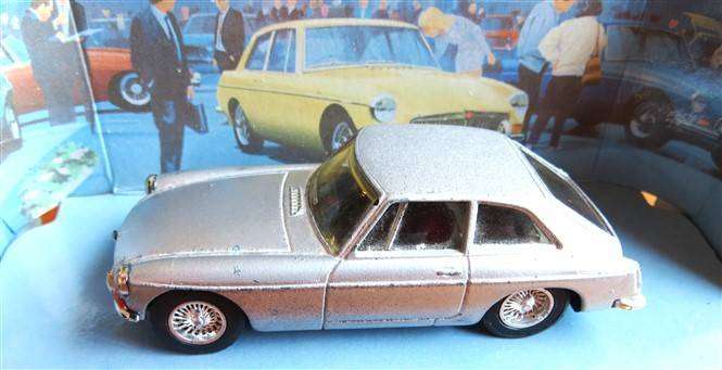 Dinky MGB GT 1965 in Box - 1:43 - Paint with display damage see pics