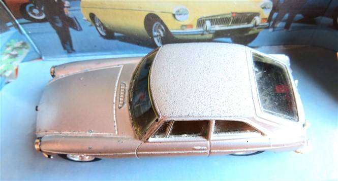 Dinky MGB GT 1965 in Box - 1:43 - Paint with display damage see pics