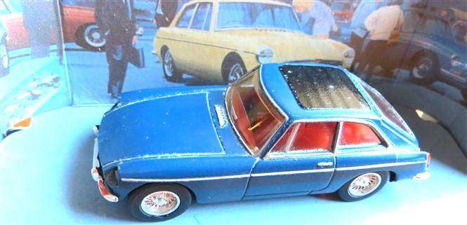 Dinky MGB GT 1965 in Box - 1:43 - With display damage - missing front grill