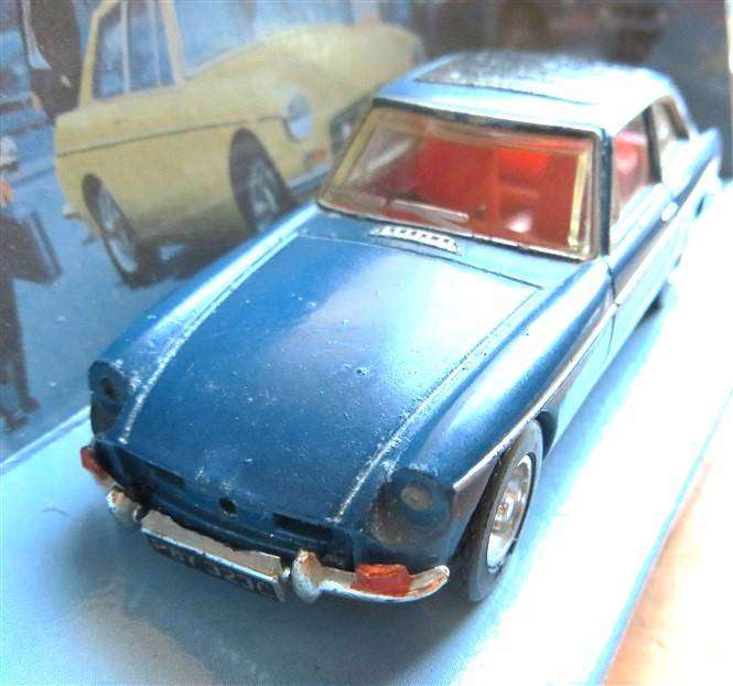 Dinky MGB GT 1965 in Box - 1:43 - With display damage - missing front grill