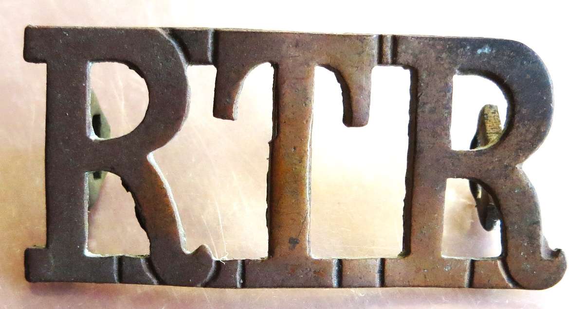 WW2 RTR - Royal Tank regiment Shoulder Title Badge
