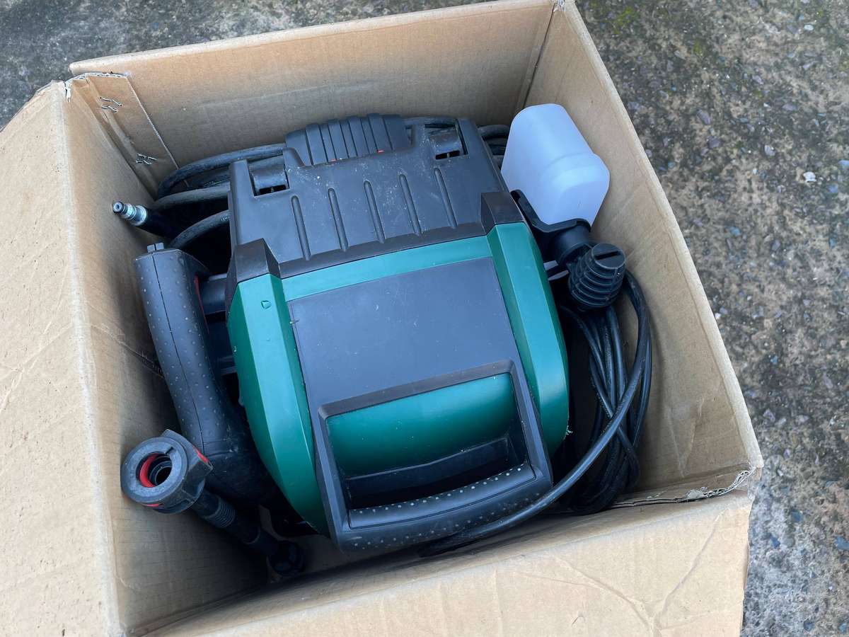 Bosch (1700W) high-pressure Washer + GARDENA 20 meters Hose