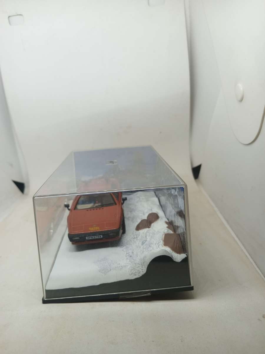007 Lotus Esprit Turbo - For your eyes only scale 1/43. Sealed. with book