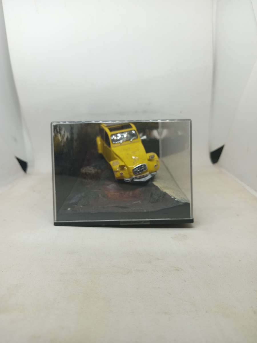 007 Citroen 2CV - For your eyes only scale 1/43. Sealed. with book