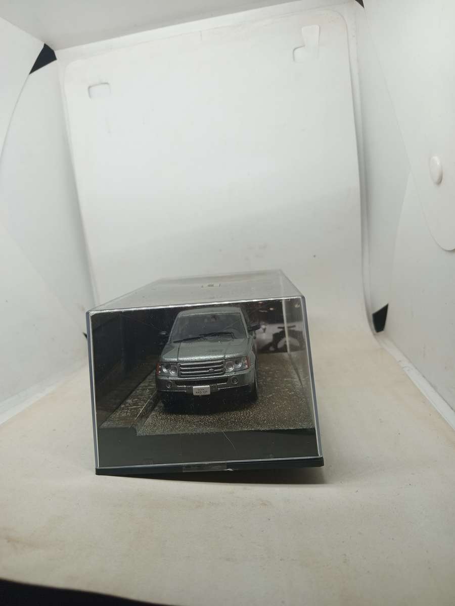 007 Range Rover Sport  - Quantum of Solace - scale 1/43. Sealed. With Book