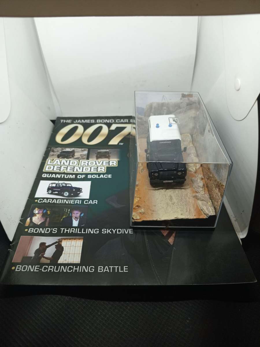 007 Land Drover Defender  - Quantum of Solace - scale 1/43. Sealed. With Book