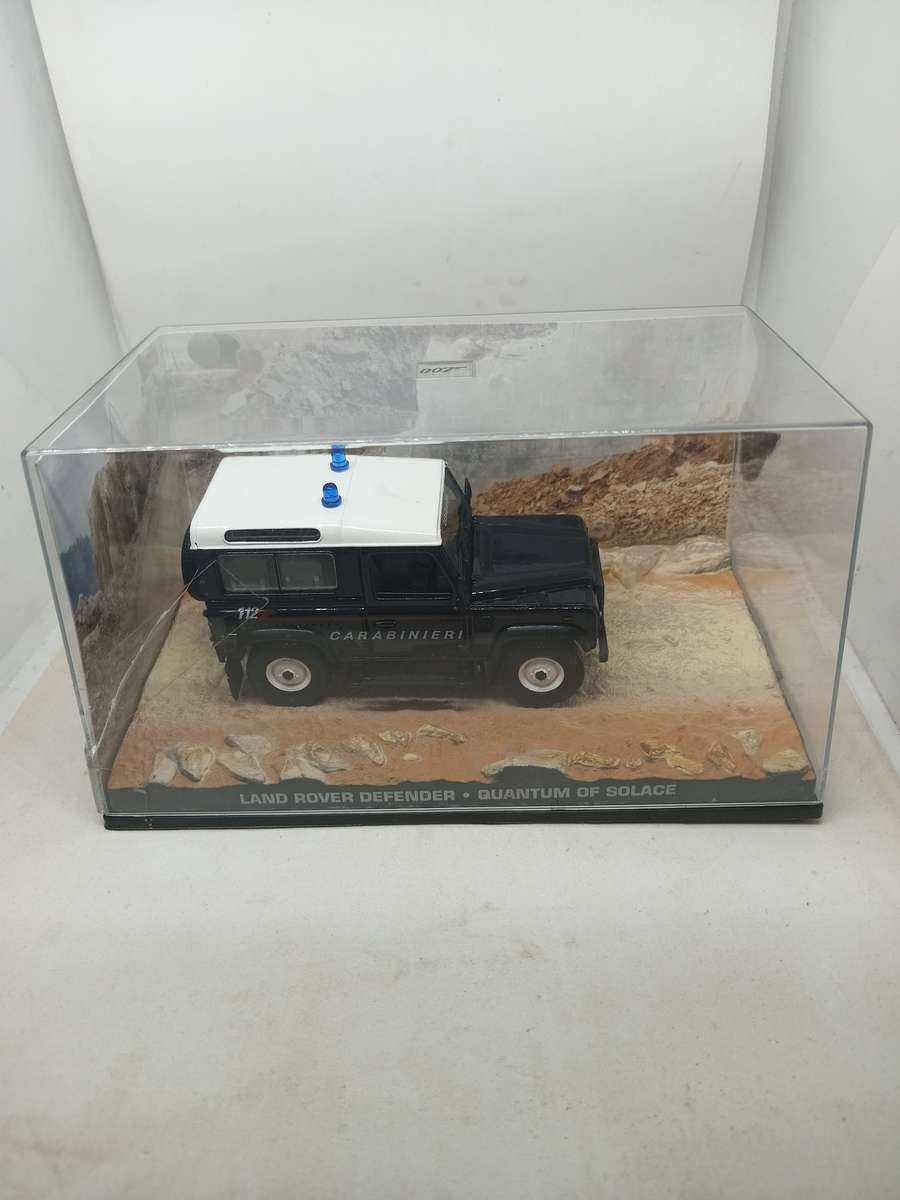 007 Land Drover Defender  - Quantum of Solace - scale 1/43. Sealed. With Book