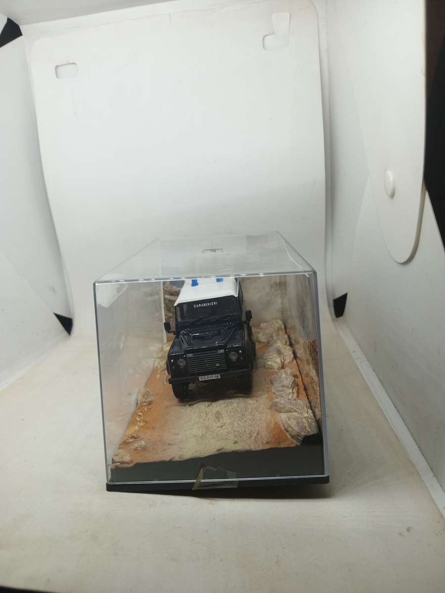 007 Land Drover Defender  - Quantum of Solace - scale 1/43. Sealed. With Book