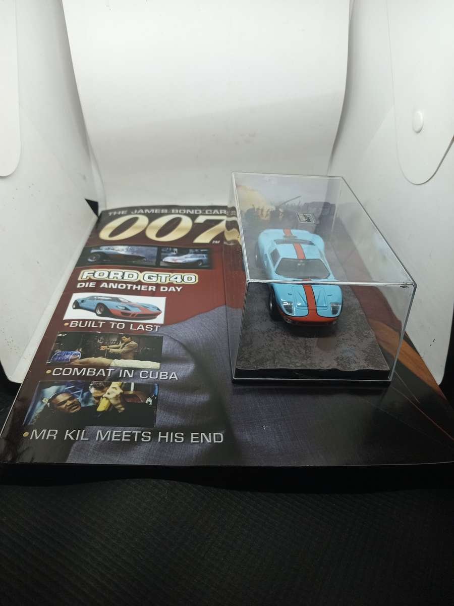 007 Ford GT40 - Die another day - scale 1/43. Sealed. With Book