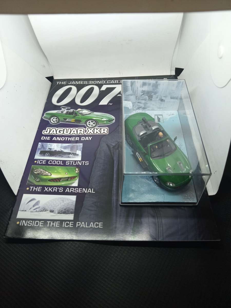 007 Jaguar XKR - Die another day - scale 1/43. Sealed. With Book