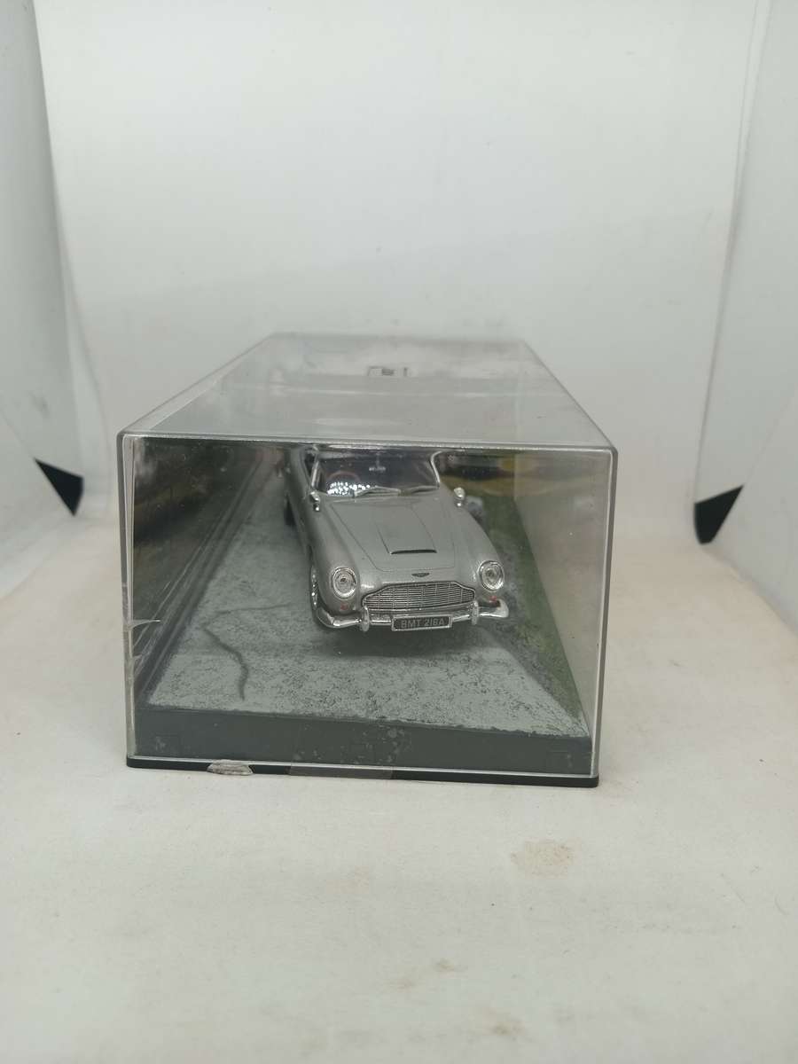 007 Aston Martin DB5 - Goldfinger - scale 1/43. Sealed. With Book