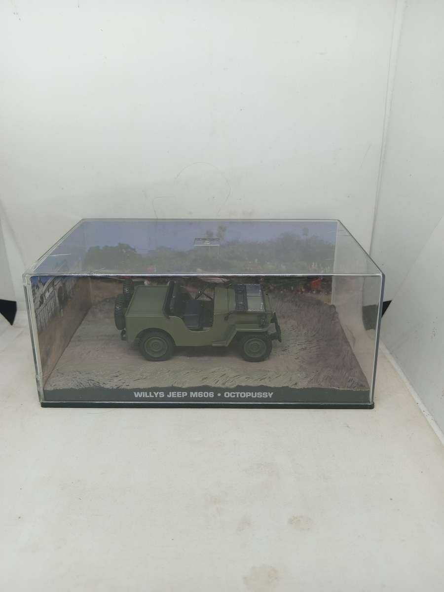 007 Willy's Jeep M606 - Öctopussy - scale 1/43. Sealed. With Book