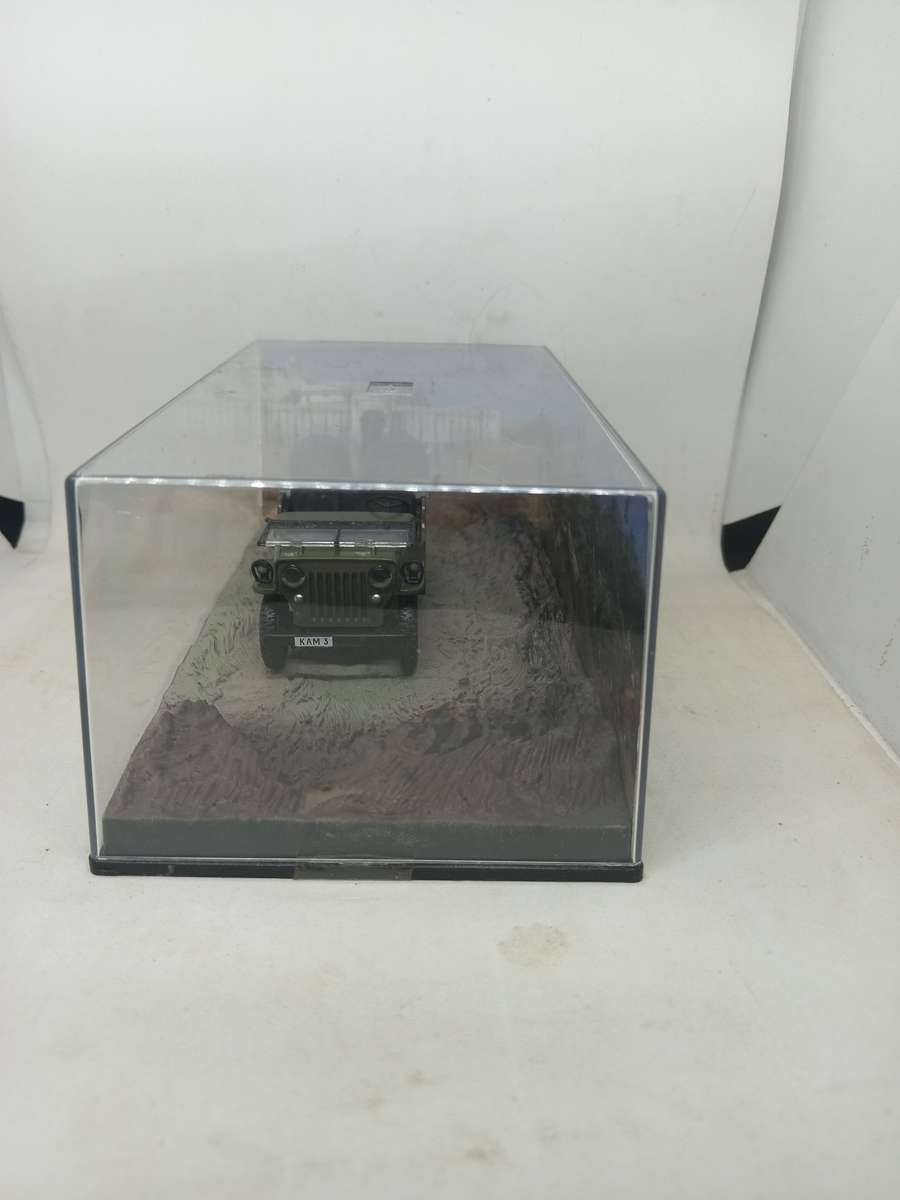 007 Willy's Jeep M606 - Öctopussy - scale 1/43. Sealed. With Book