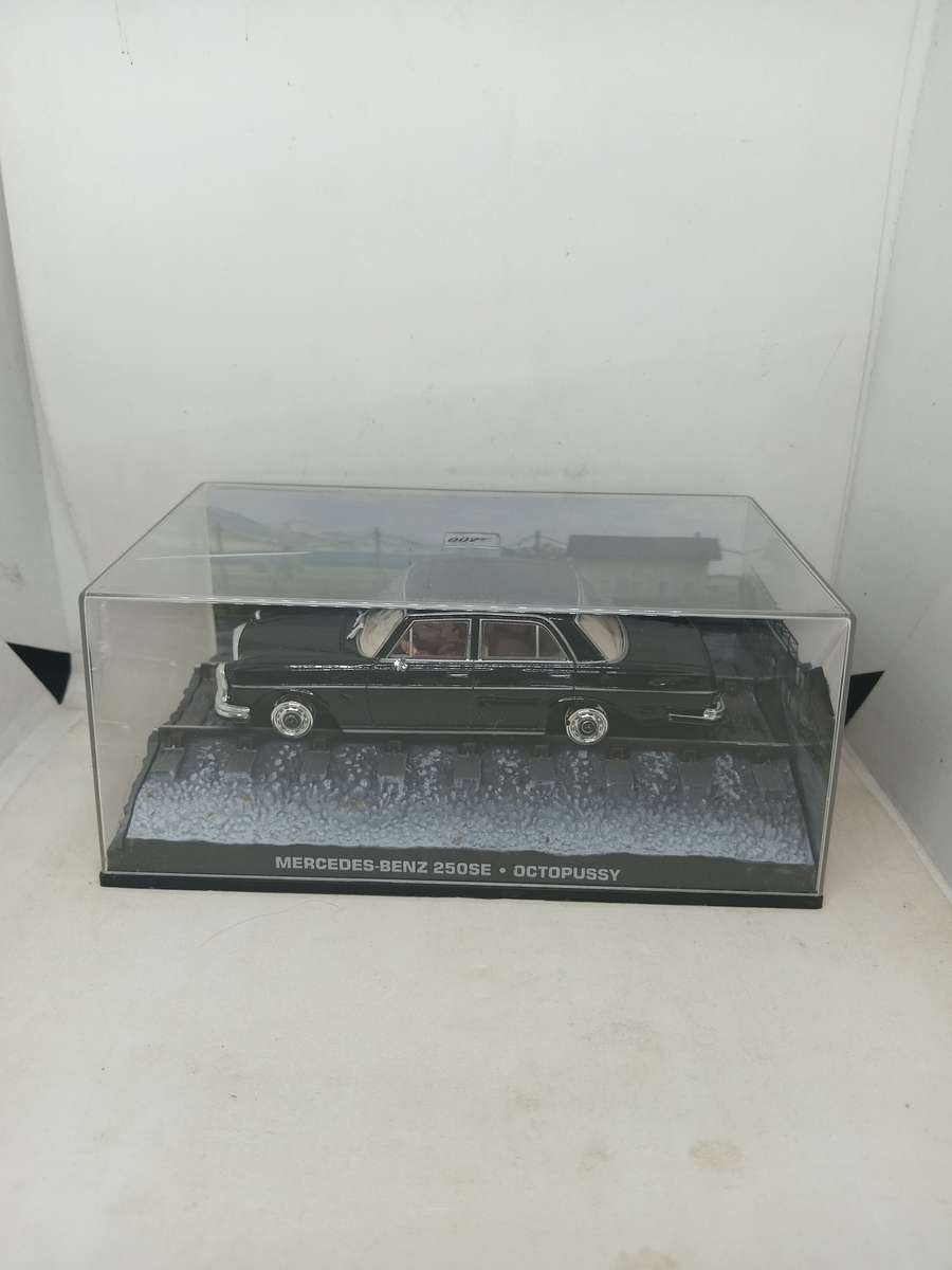 007 Mercedes Benz 250SE- Öctopussy - scale 1/43. Sealed. With Book