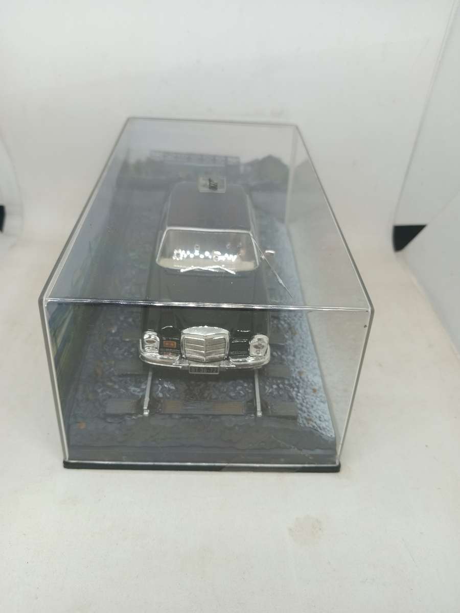 007 Mercedes Benz 250SE- Öctopussy - scale 1/43. Sealed. With Book