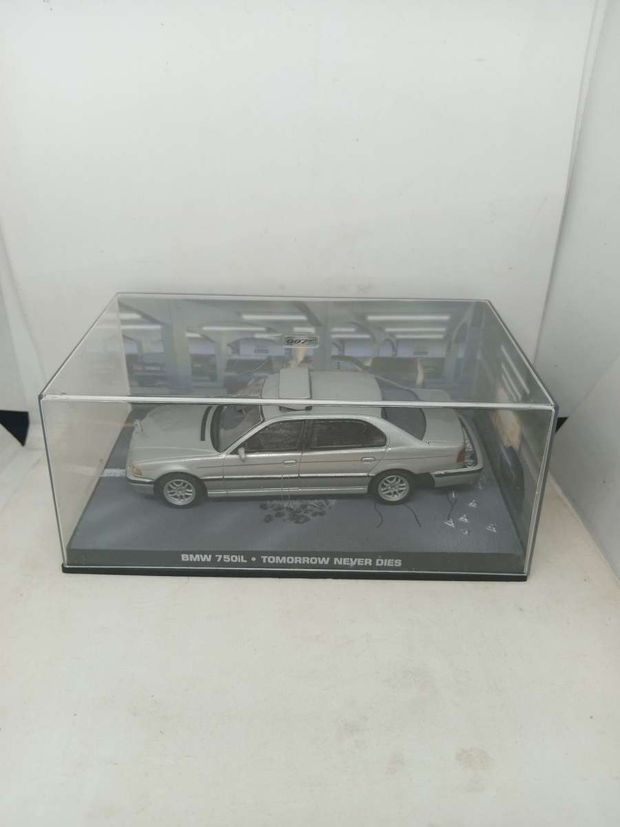 007 BMW 750IL - Tomorrow never Dies - scale 1/43. Sealed. With Book