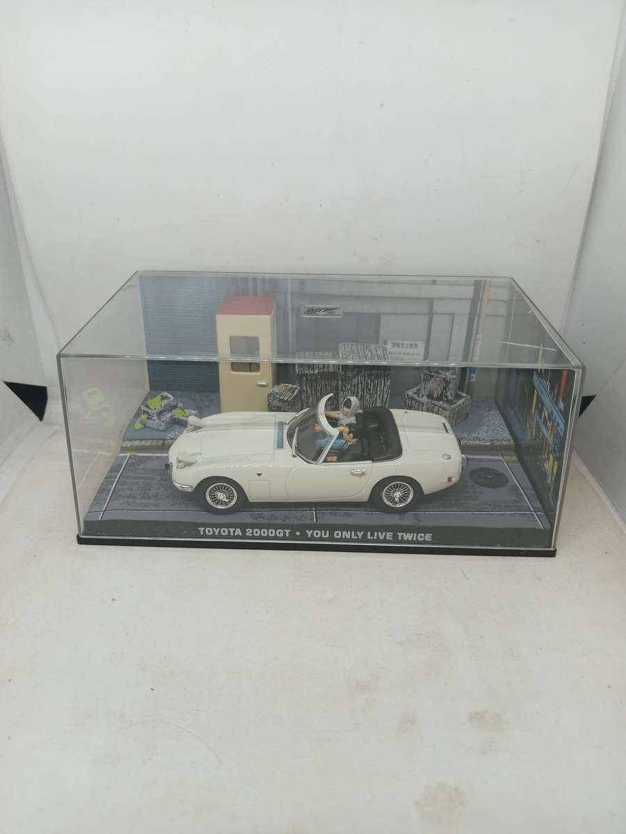007 Toyota 2000GT - You only life Twice - scale 1/43. Sealed. With Book