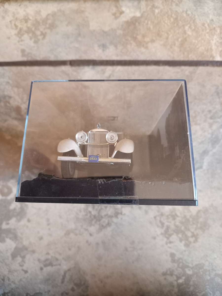 007 Hispano Suiza - Moonraker - scale 1/43. Sealed. With Book