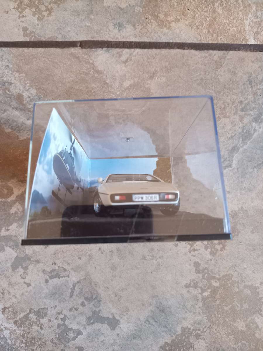007 Lotus Esprit - The Spy who Loved Me - scale 1/43. Sealed. With Book