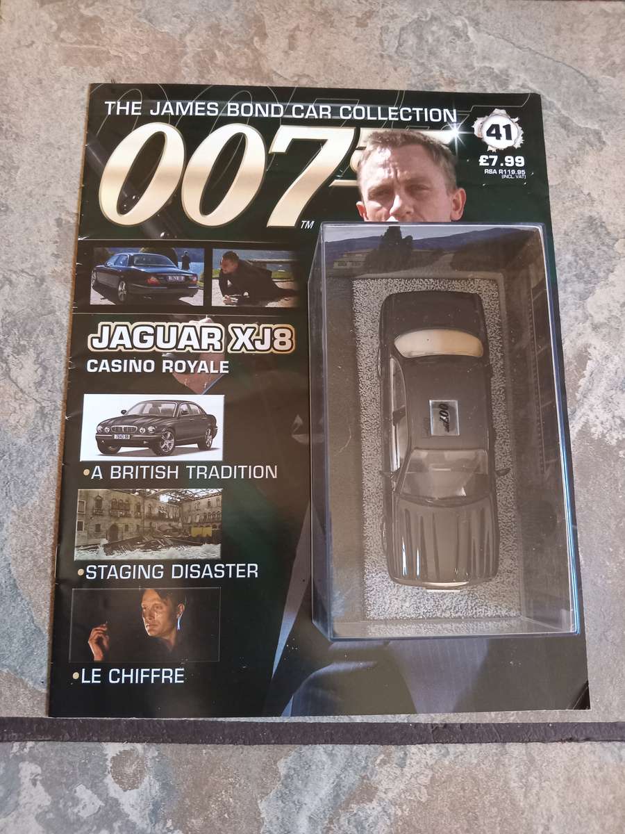 007 Jaguar XJ8 - Casino Royale - scale 1/43. Sealed. With Book