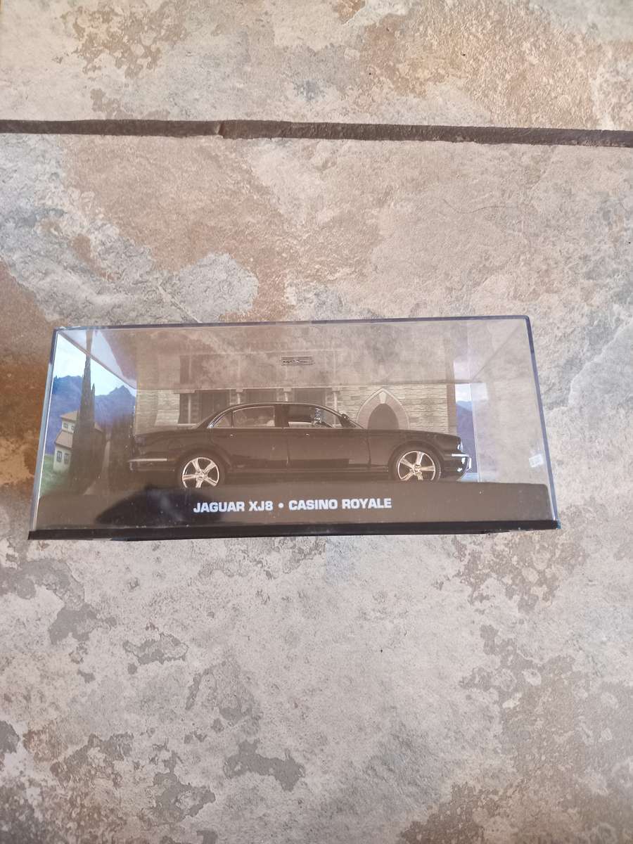 007 Jaguar XJ8 - Casino Royale - scale 1/43. Sealed. With Book