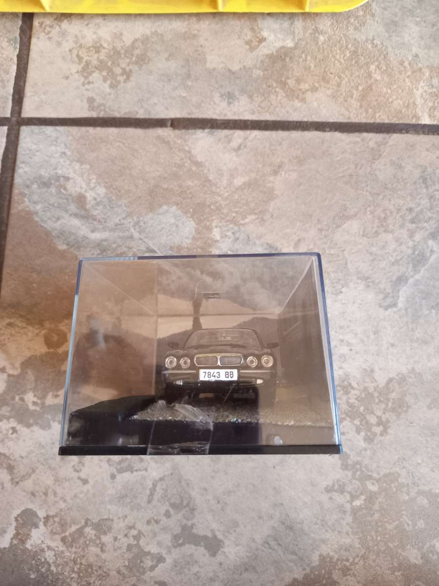 007 Jaguar XJ8 - Casino Royale - scale 1/43. Sealed. With Book