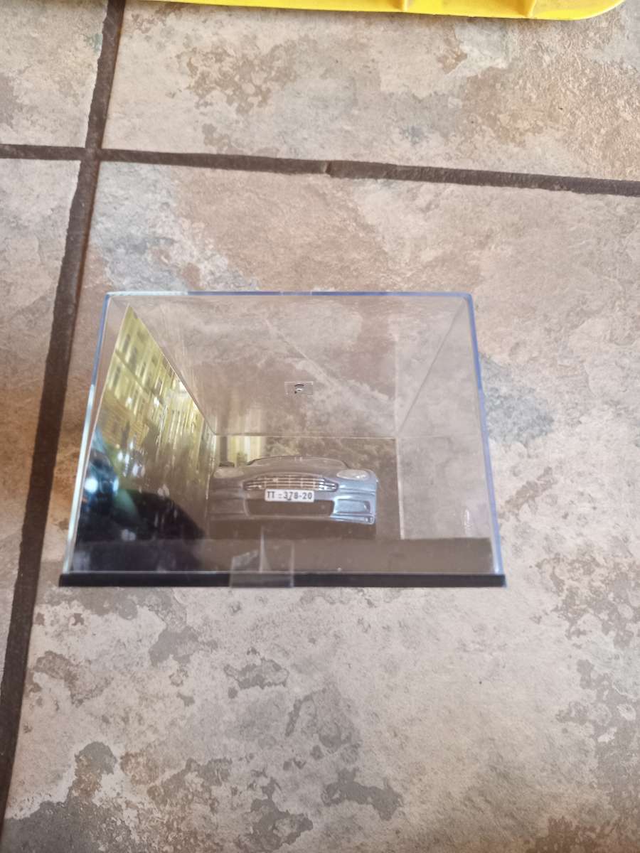 007 Aston Martin DBS - Casino Royale - scale 1/43. Sealed. With Book