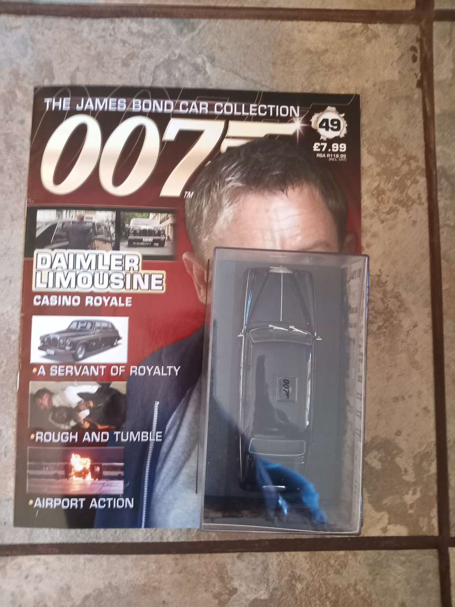 007 Daimler Limousine - Casino Royale - scale 1/43. Sealed. With Book