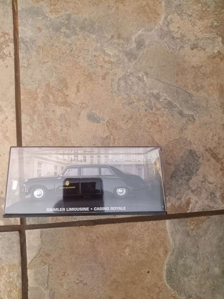 007 Daimler Limousine - Casino Royale - scale 1/43. Sealed. With Book