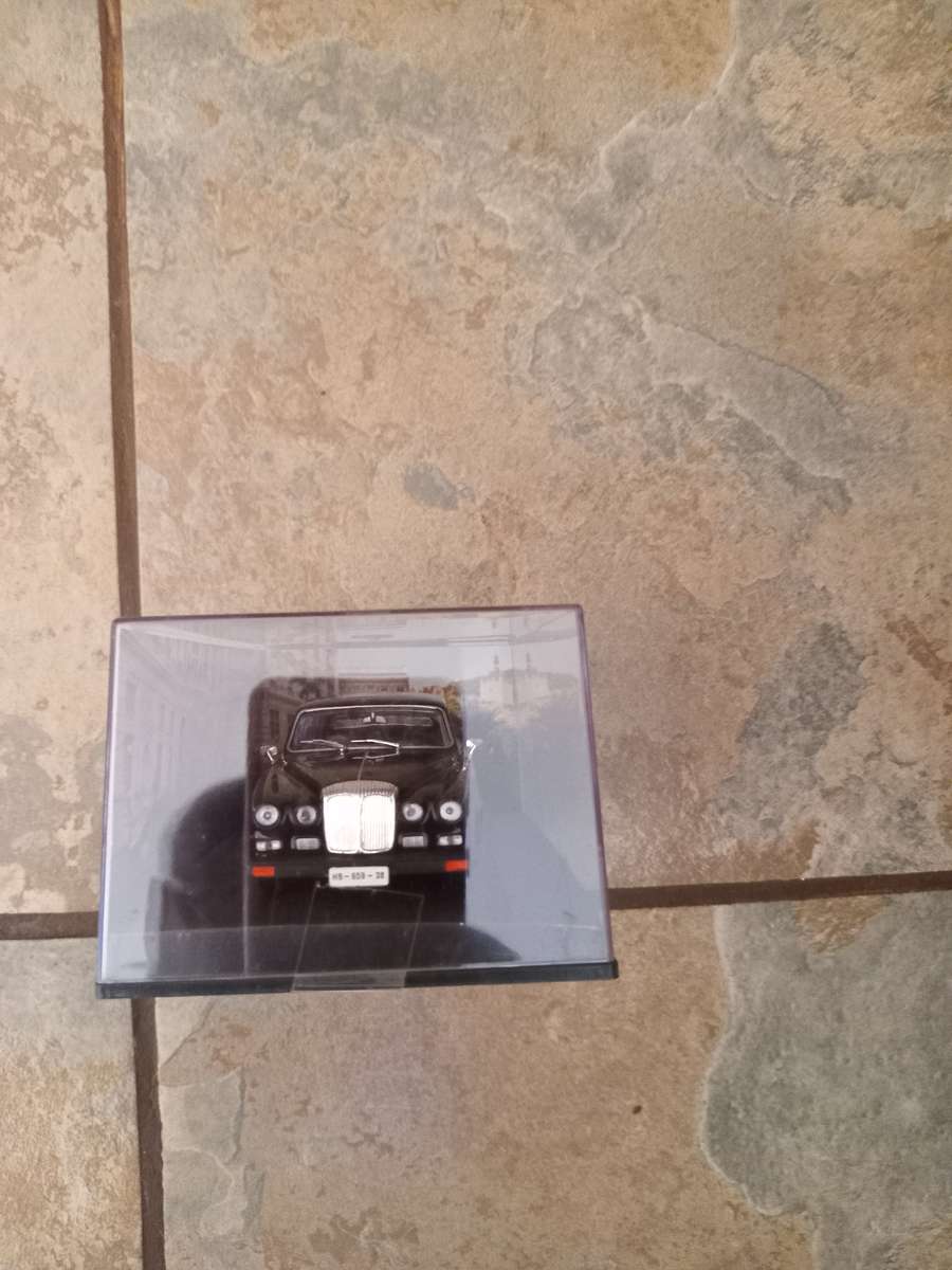 007 Daimler Limousine - Casino Royale - scale 1/43. Sealed. With Book