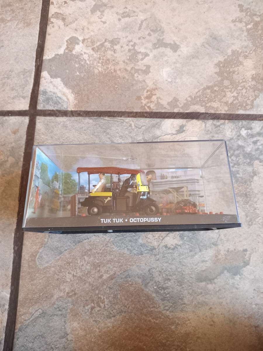 007 Tuk Tuk - Octopussy - scale 1/43. Sealed. With Book