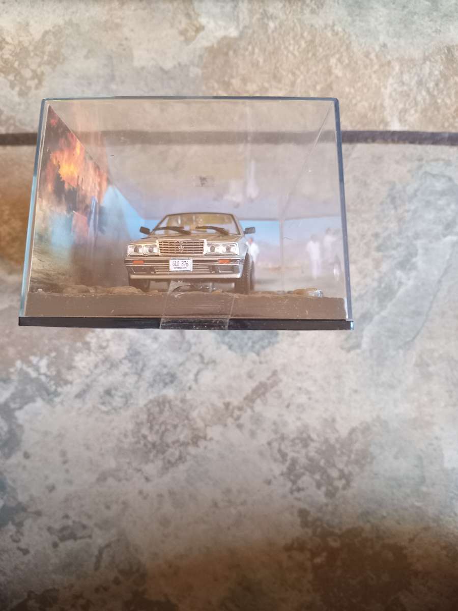 007 Maserati Bi turbo 425 - Licence to Kill - scale 1/43. Sealed. With Book