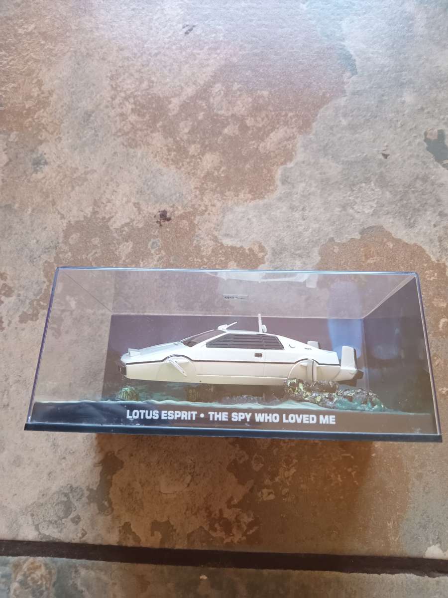 007 Lotus Esprit - The Spy who loved me - scale 1/43. Sealed. With Book