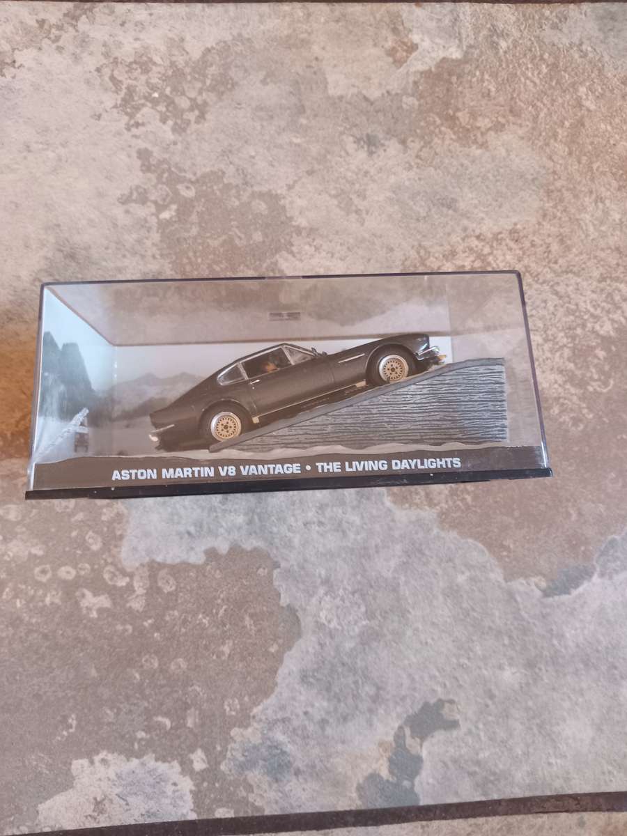 007 Aston Martin V8 Vantage - The Living Daylights - scale 1/43. Sealed. With Book