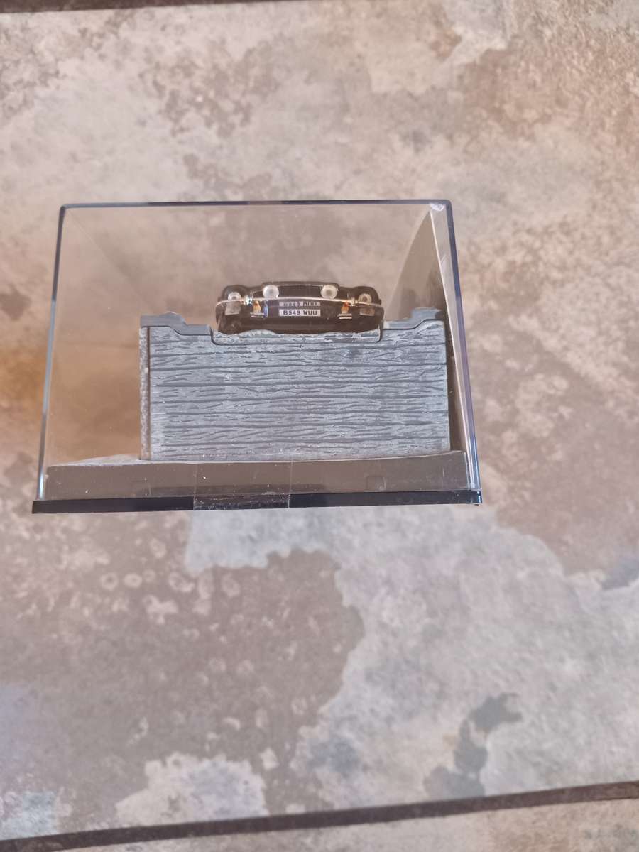 007 Aston Martin V8 Vantage - The Living Daylights - scale 1/43. Sealed. With Book