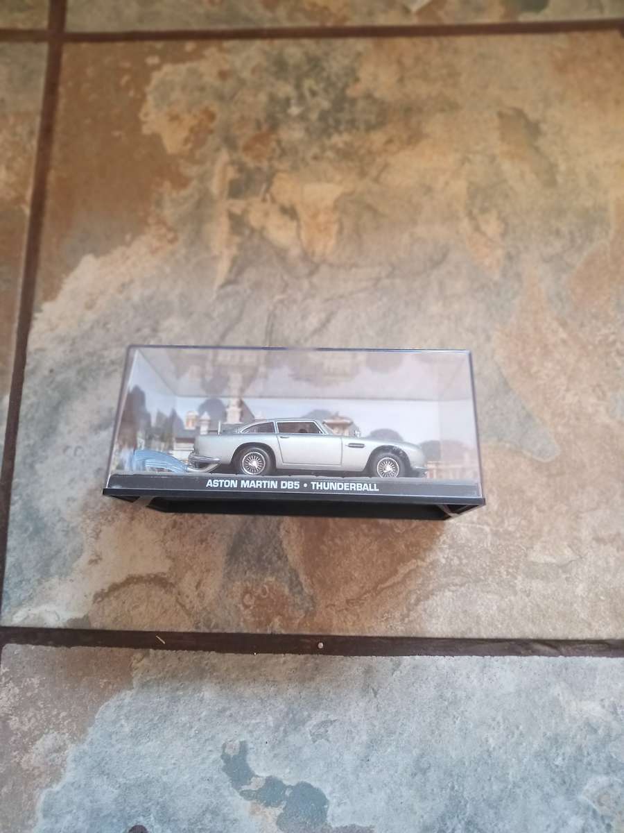 007 Aston Martin DBS - Thunderball - scale 1/43. Sealed. with book