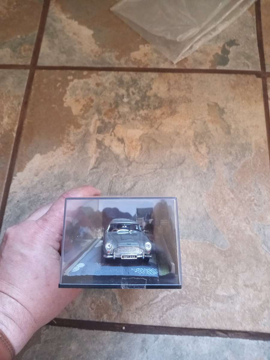 007 Aston Martin DBS - Thunderball - scale 1/43. Sealed. with book