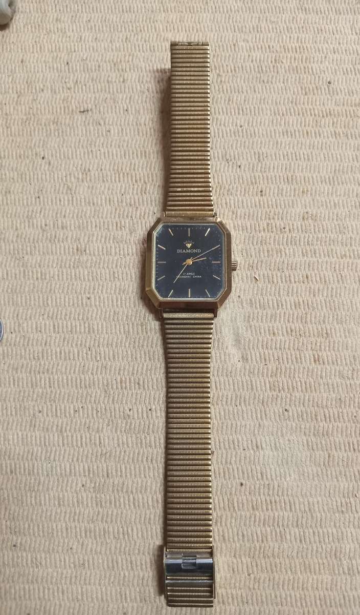 Diamond Mens Wrist Watch. Works 2 days and stop. Then start again