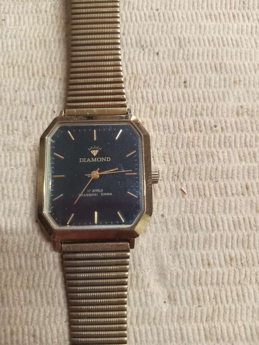 Diamond Mens Wrist Watch. Works 2 days and stop. Then start again