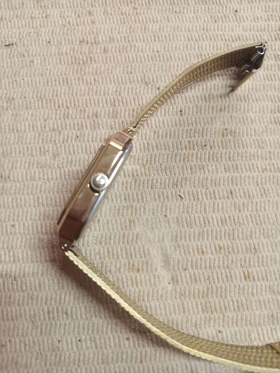 Diamond Mens Wrist Watch. Works 2 days and stop. Then start again